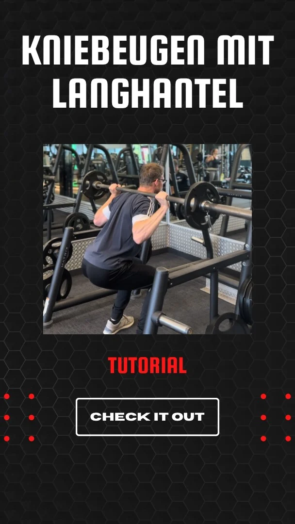 🔥 Die Königin der Übungen! 🔥
Die Kniebeuge mit der Langhantel ist ein absolutes Must-have für jedes Ganzkörpertraining:
👉 Stärkt Beine, Po & Rumpf
👉 Fördert Balance & Stabilität
👉 Baut Kraft für Alltag & Sport auf

Oft wird sie als reine Beinübung gesehen – doch in Wahrheit trainiert die Kniebeuge den ganzen Körper und ist ein echter Gamechanger. 💪

💡 Tipp: Achte auf eine aufrechte Haltung, drück die Knie nach außen und geh nur so tief, wie es deine Beweglichkeit zulässt – Qualität vor Gewicht!

Bring deine Squats aufs nächste Level! 🚀